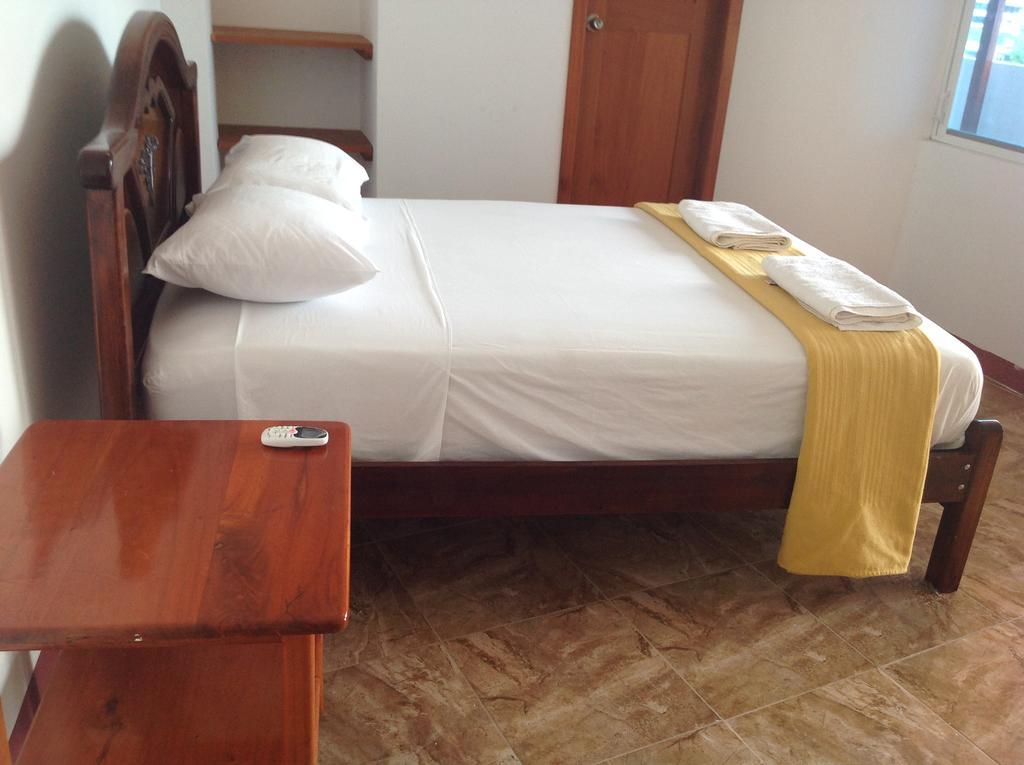 Gloria - Galapagos Inn Puerto Ayora  Buitenkant foto
