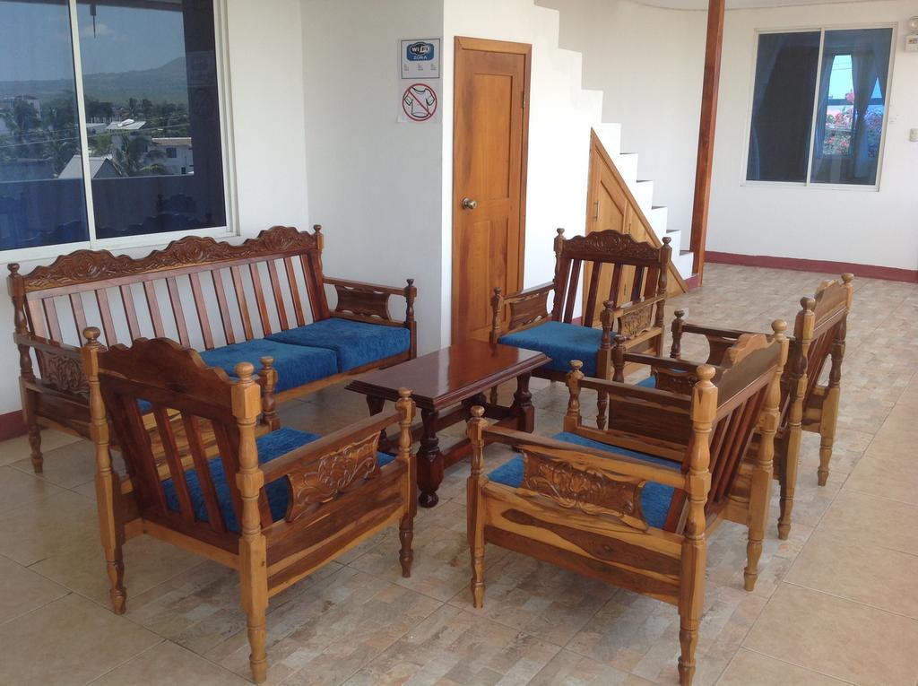 Gloria - Galapagos Inn Puerto Ayora  Buitenkant foto