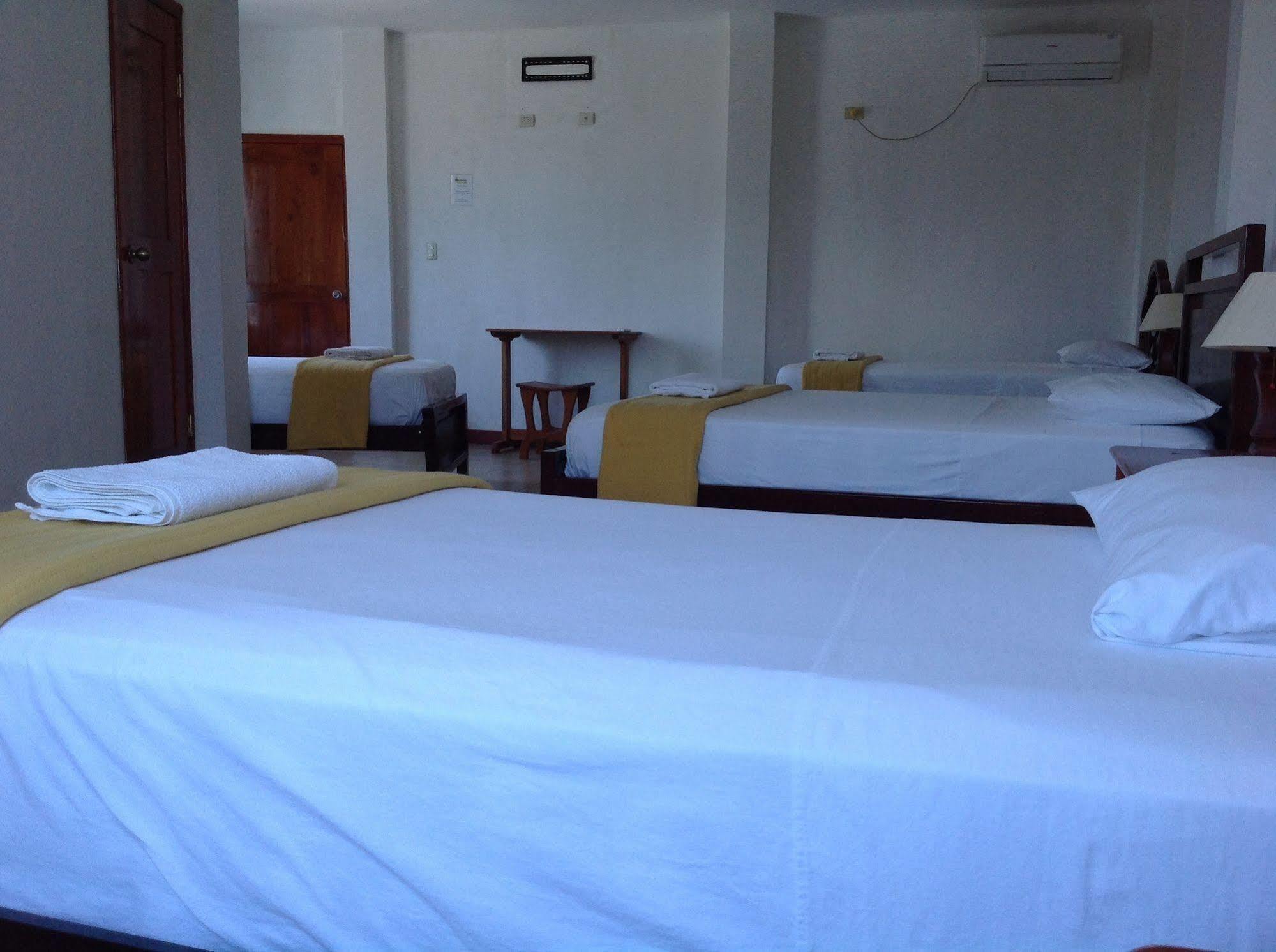 Gloria - Galapagos Inn Puerto Ayora  Buitenkant foto