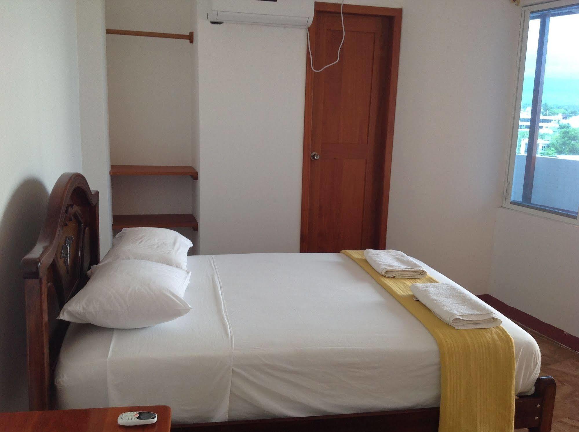 Gloria - Galapagos Inn Puerto Ayora  Buitenkant foto