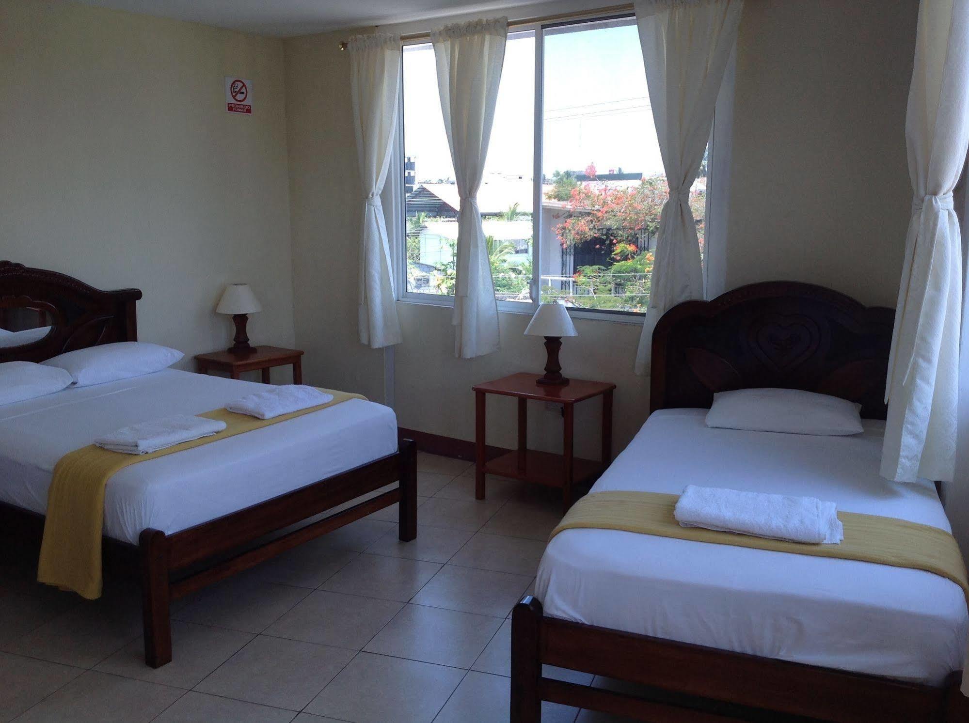 Gloria - Galapagos Inn Puerto Ayora  Buitenkant foto