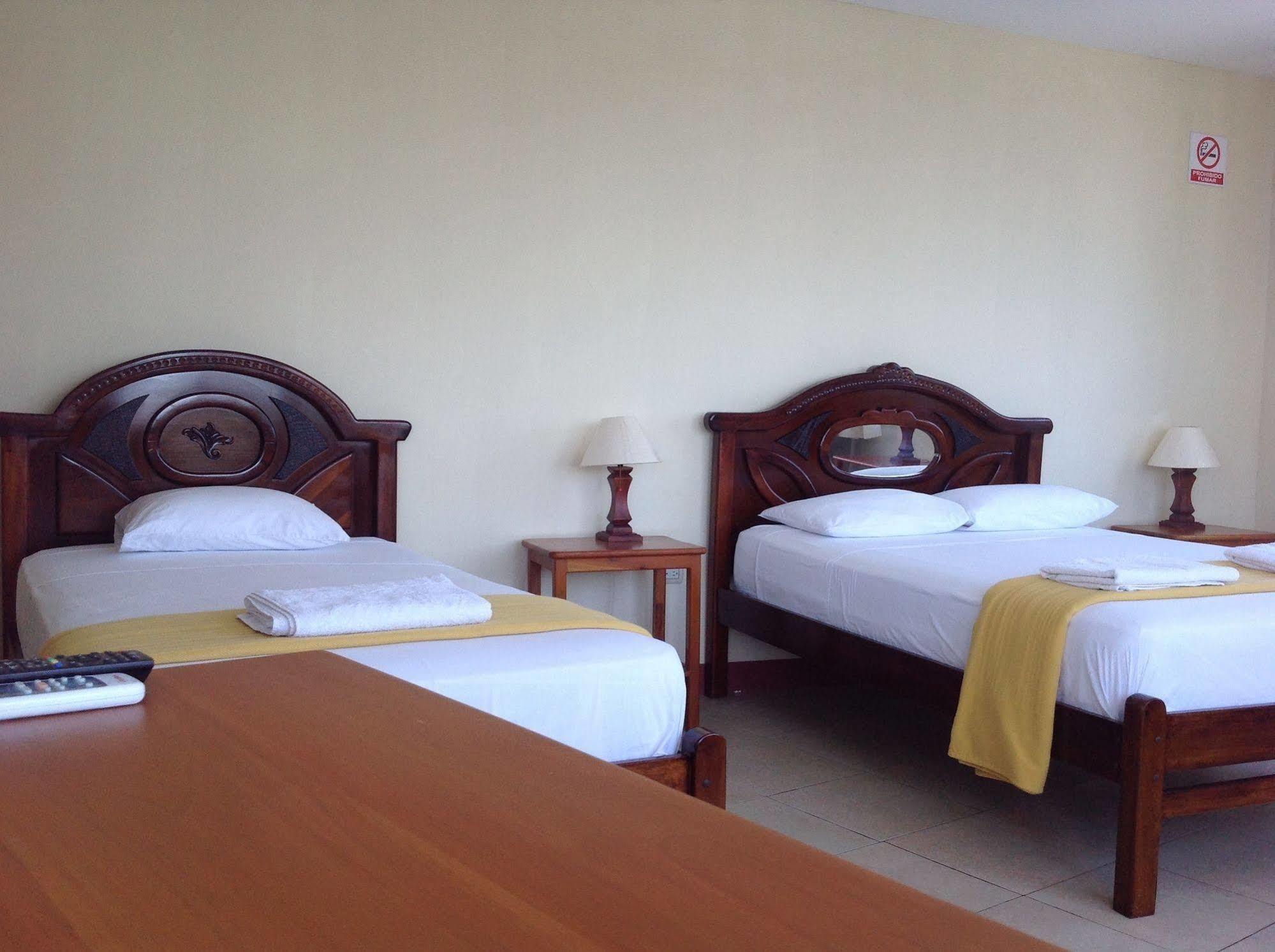 Gloria - Galapagos Inn Puerto Ayora  Buitenkant foto