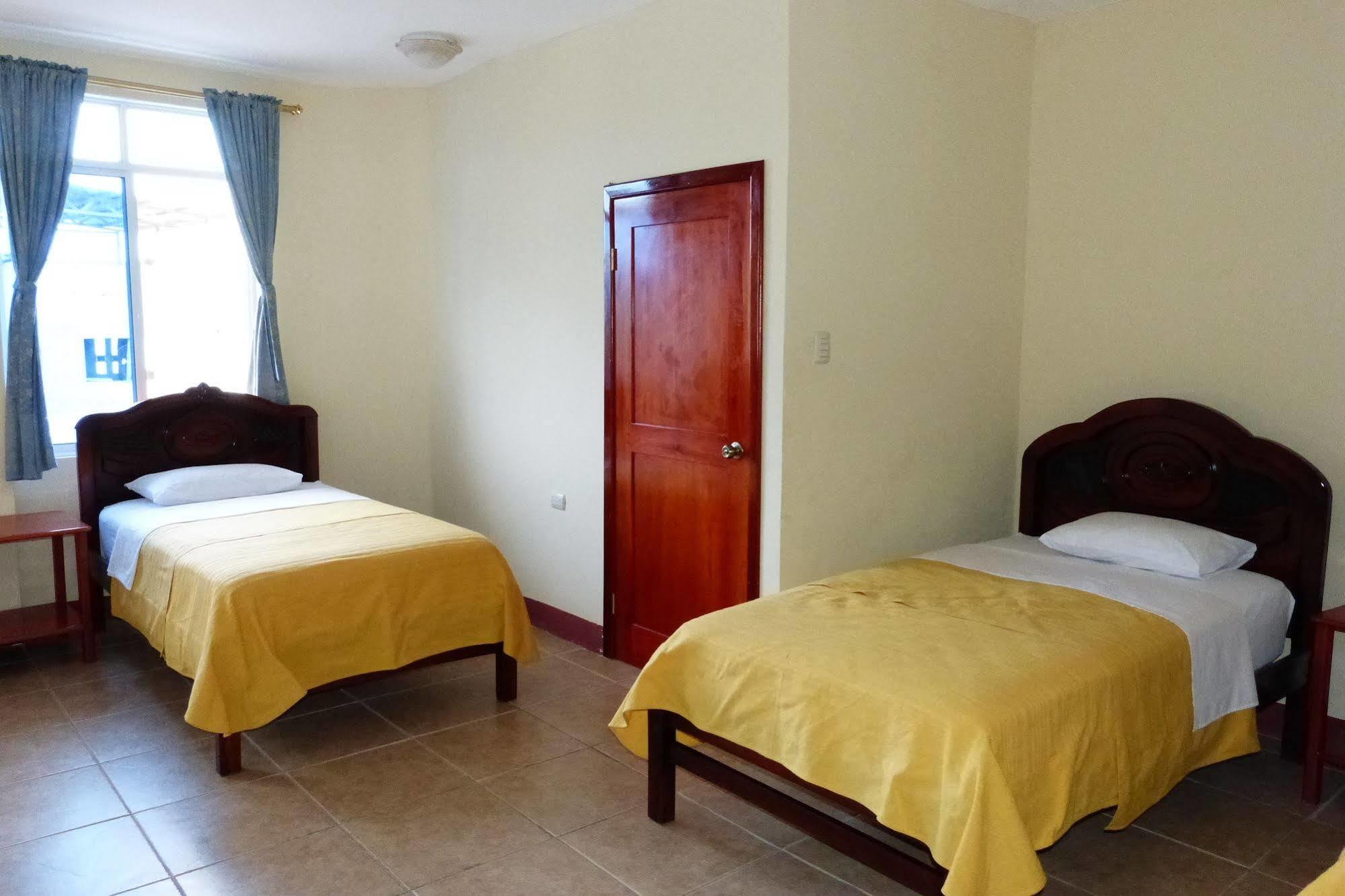 Gloria - Galapagos Inn Puerto Ayora  Buitenkant foto