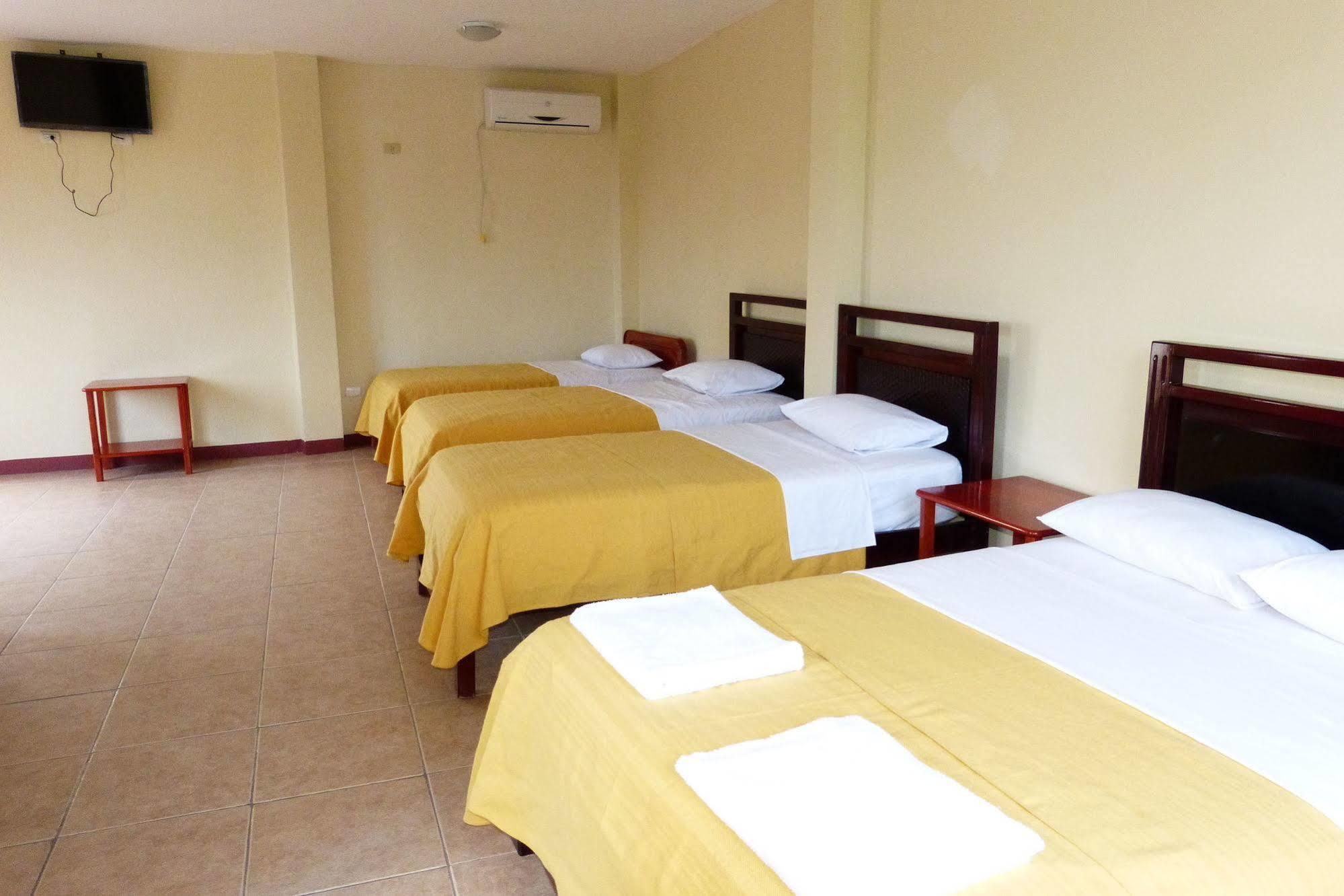 Gloria - Galapagos Inn Puerto Ayora  Buitenkant foto