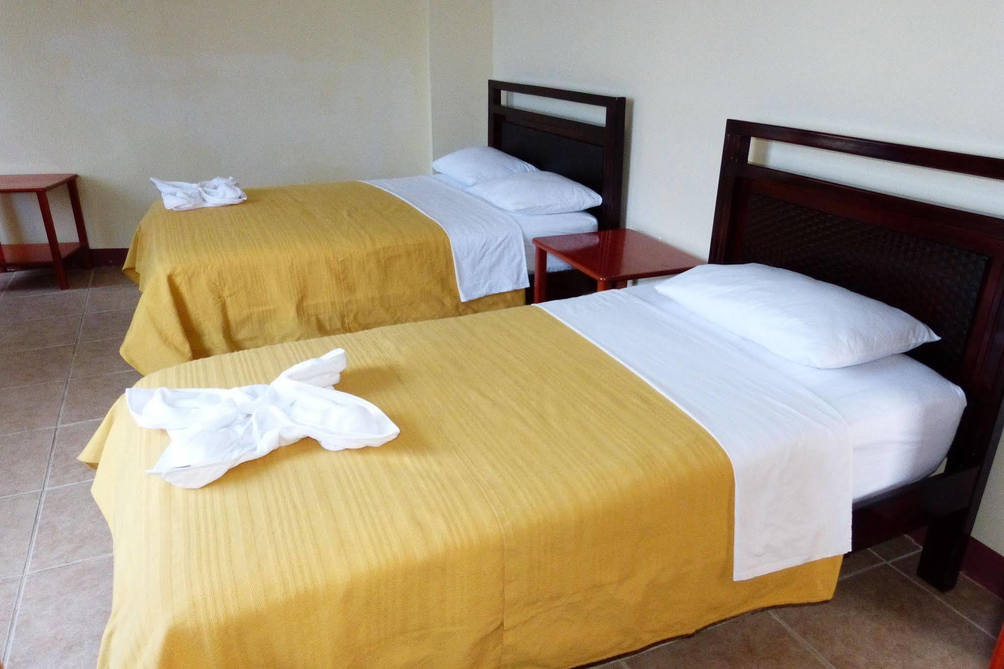 Gloria - Galapagos Inn Puerto Ayora  Buitenkant foto