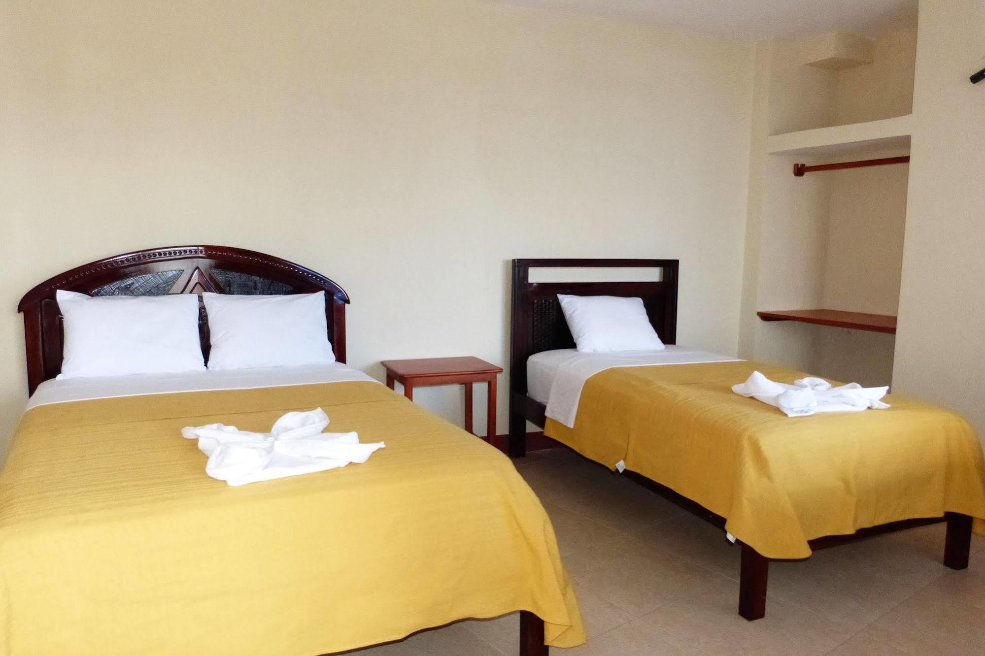 Gloria - Galapagos Inn Puerto Ayora  Buitenkant foto
