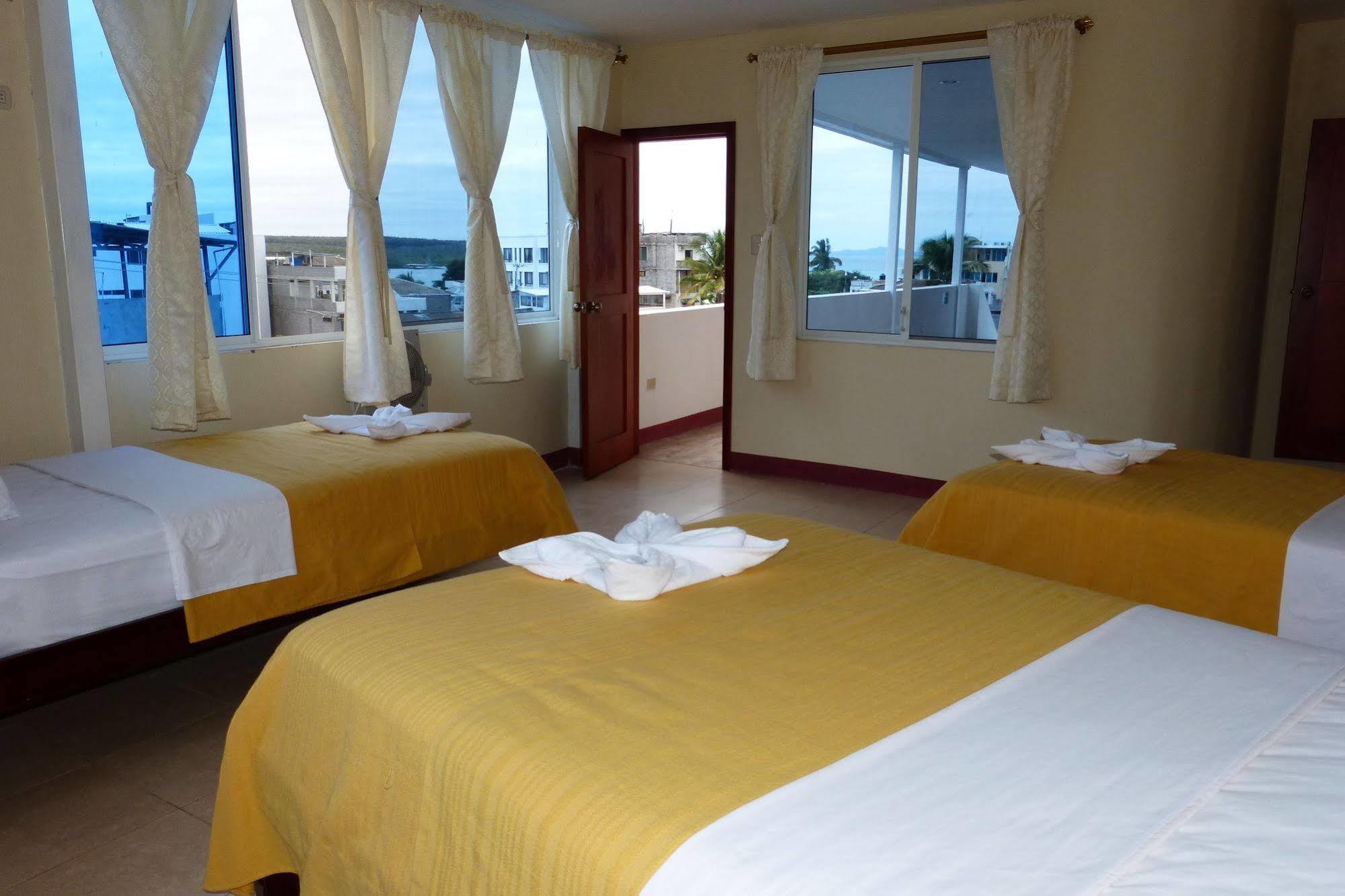 Gloria - Galapagos Inn Puerto Ayora  Buitenkant foto