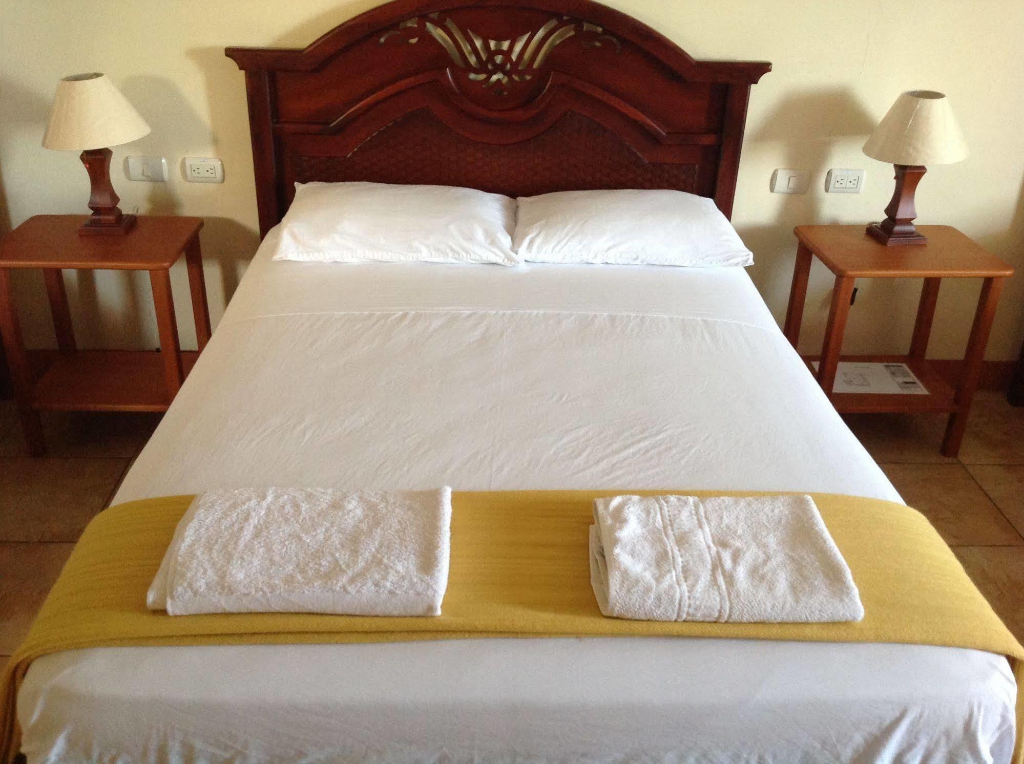 Gloria - Galapagos Inn Puerto Ayora  Buitenkant foto