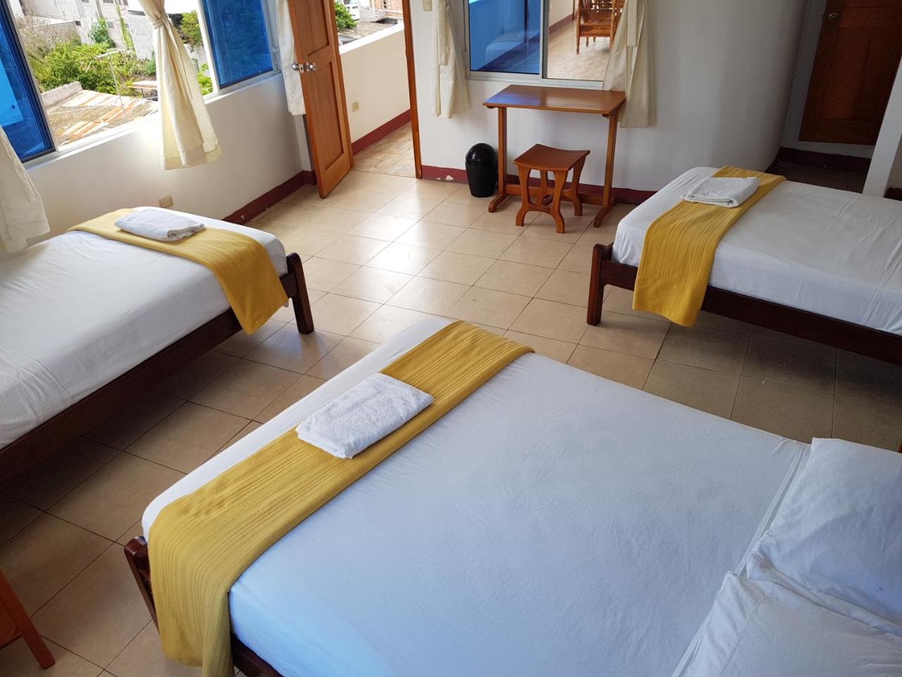 Gloria - Galapagos Inn Puerto Ayora  Buitenkant foto