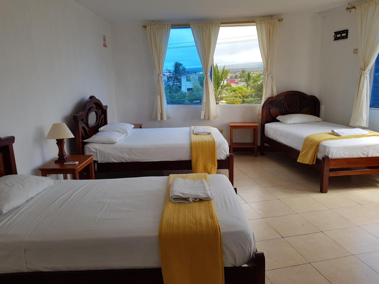 Gloria - Galapagos Inn Puerto Ayora  Buitenkant foto