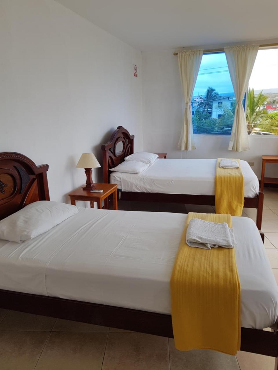 Gloria - Galapagos Inn Puerto Ayora  Buitenkant foto