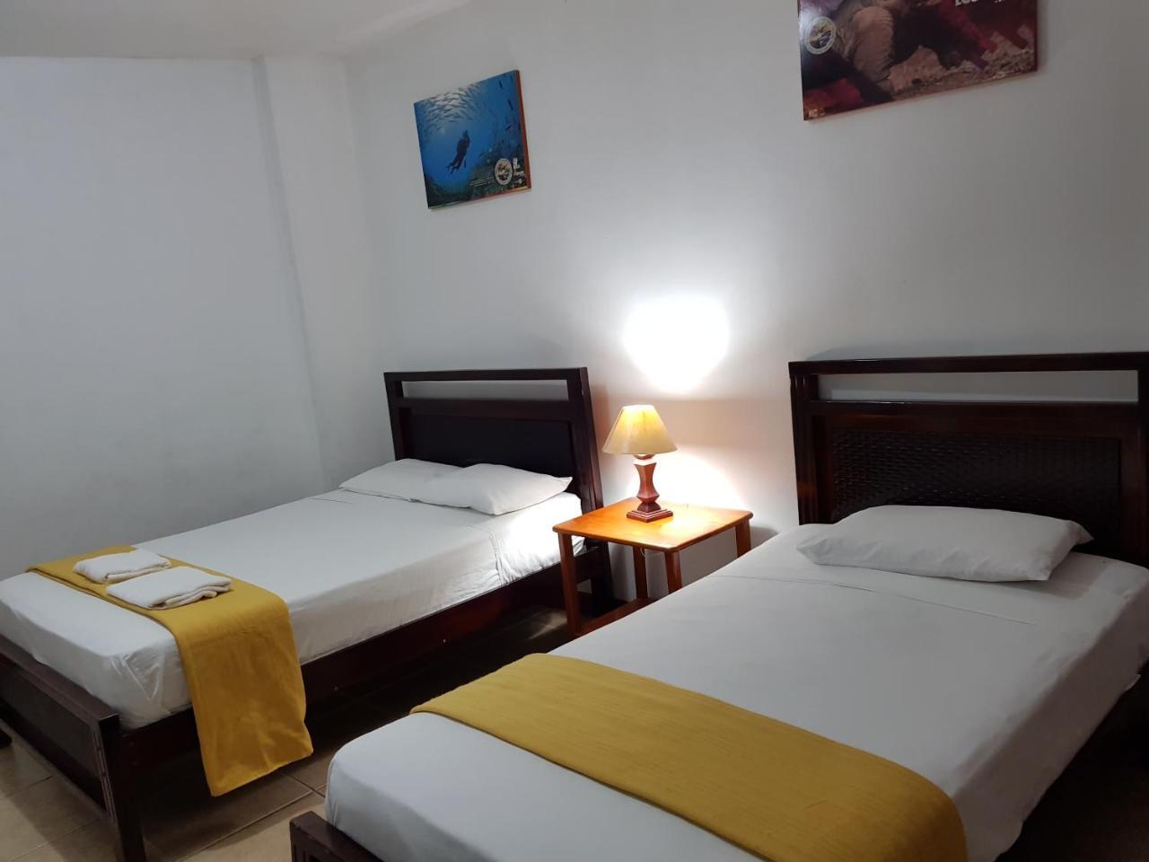 Gloria - Galapagos Inn Puerto Ayora  Buitenkant foto