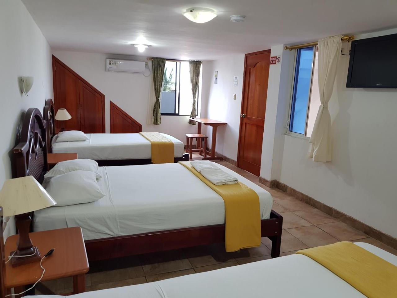 Gloria - Galapagos Inn Puerto Ayora  Buitenkant foto