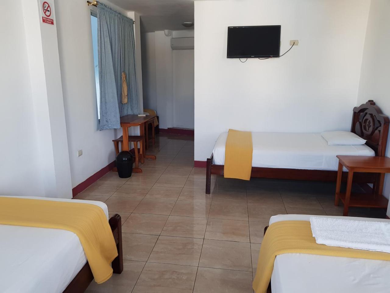 Gloria - Galapagos Inn Puerto Ayora  Buitenkant foto