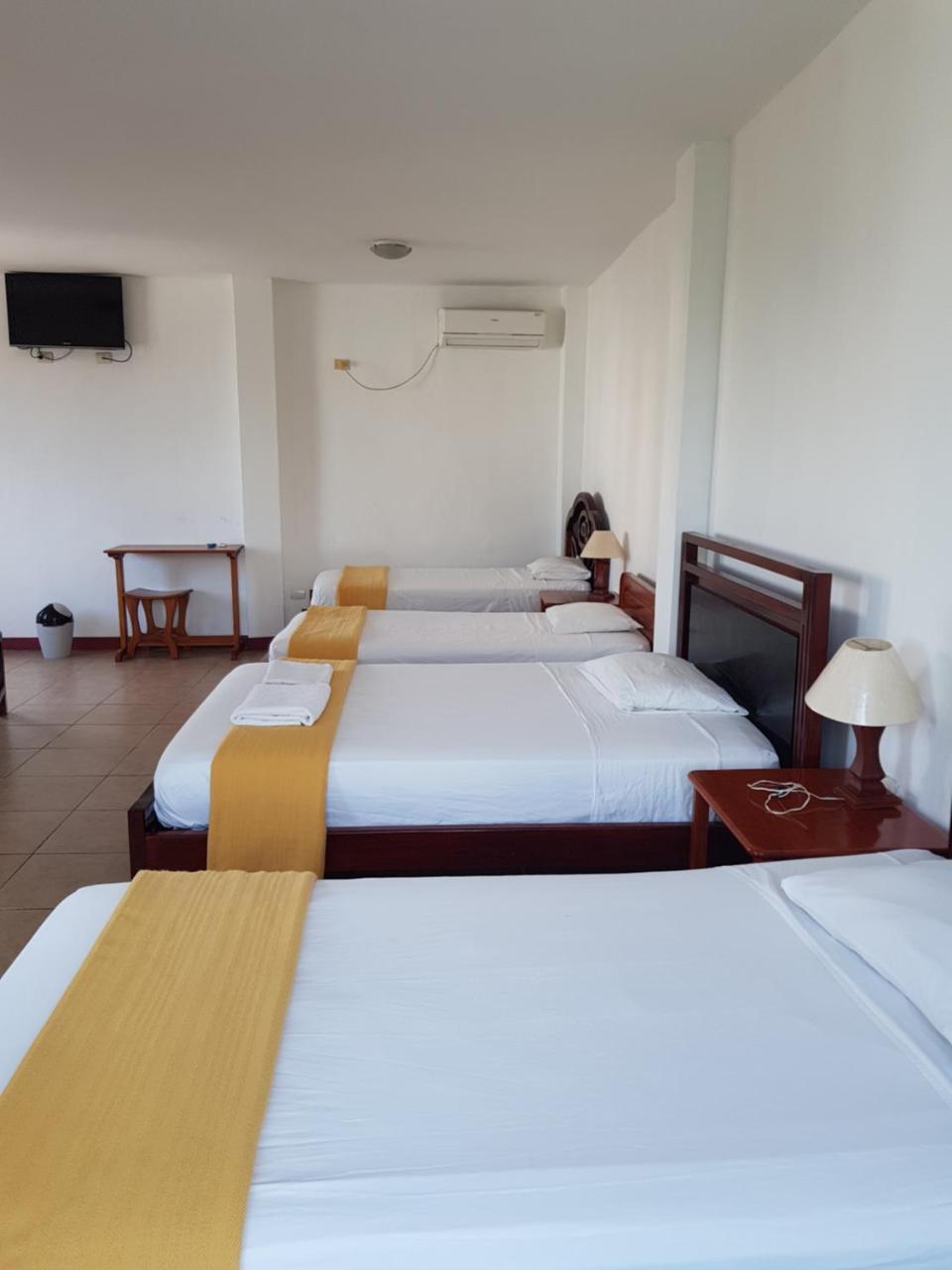 Gloria - Galapagos Inn Puerto Ayora  Buitenkant foto