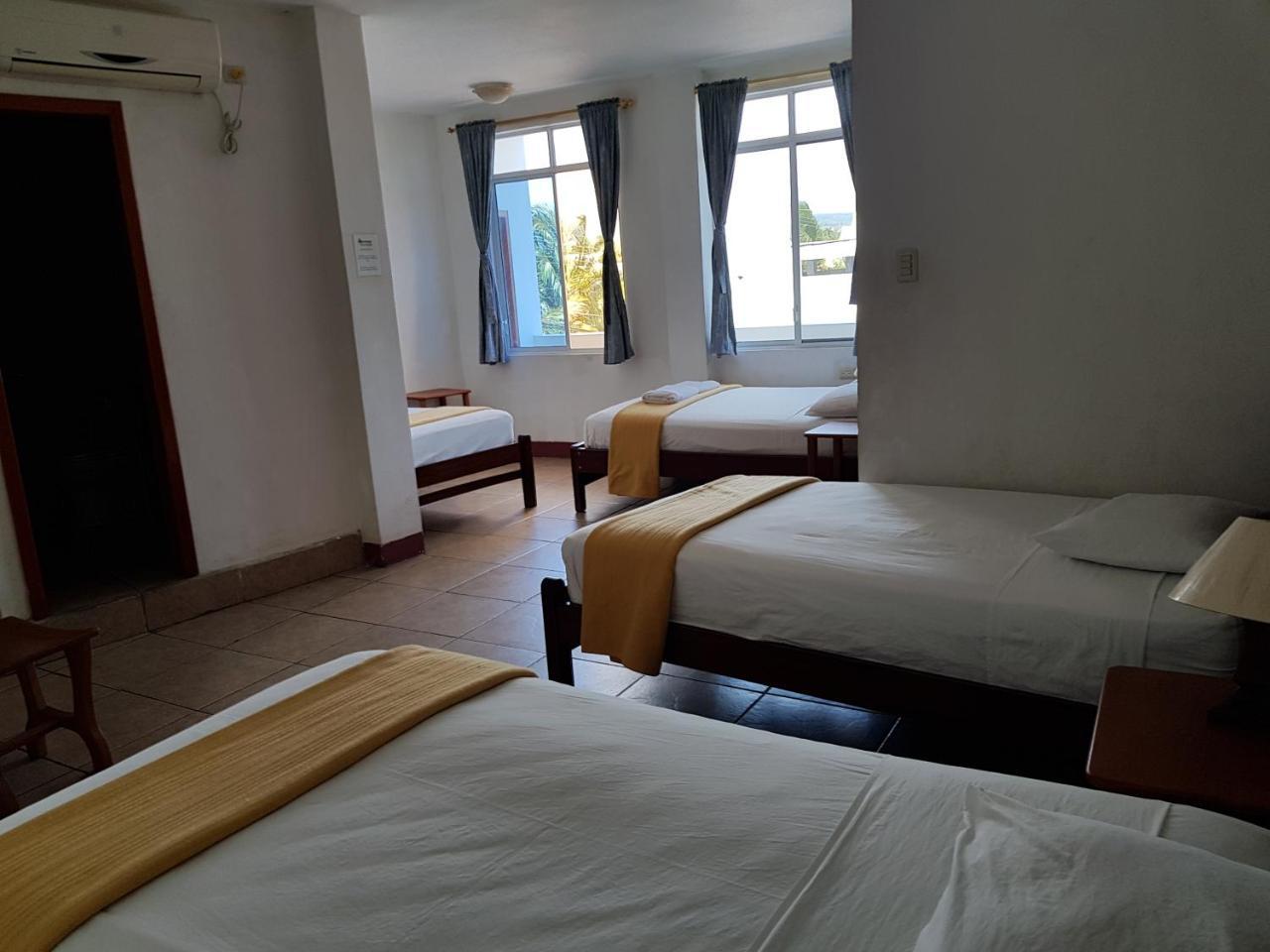 Gloria - Galapagos Inn Puerto Ayora  Buitenkant foto