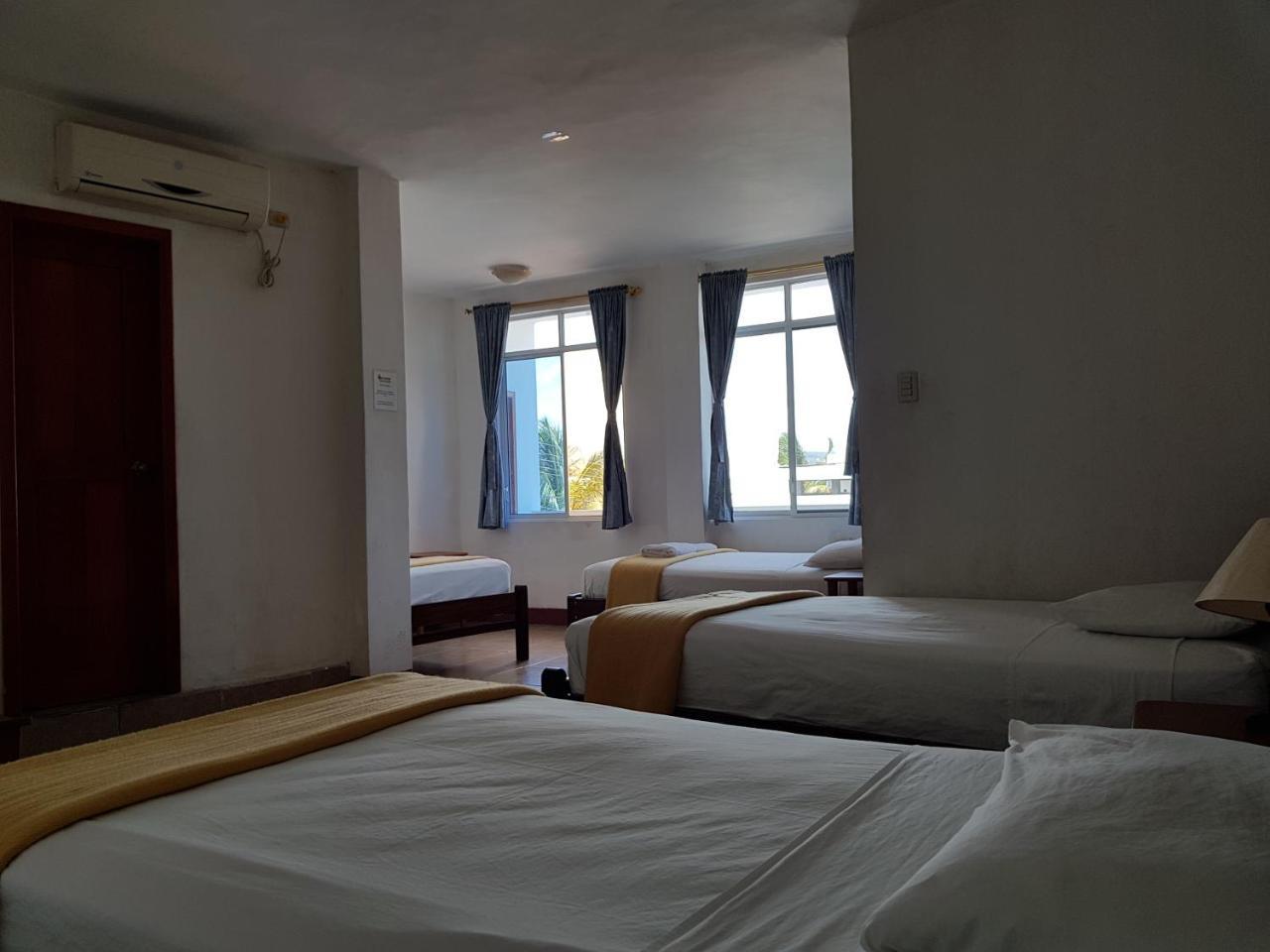 Gloria - Galapagos Inn Puerto Ayora  Buitenkant foto