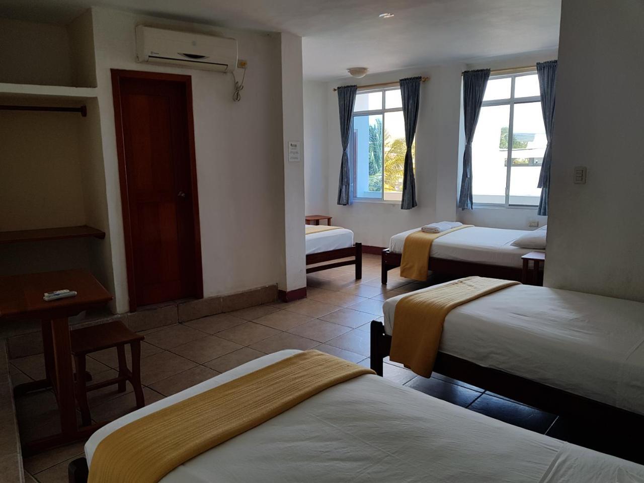 Gloria - Galapagos Inn Puerto Ayora  Buitenkant foto