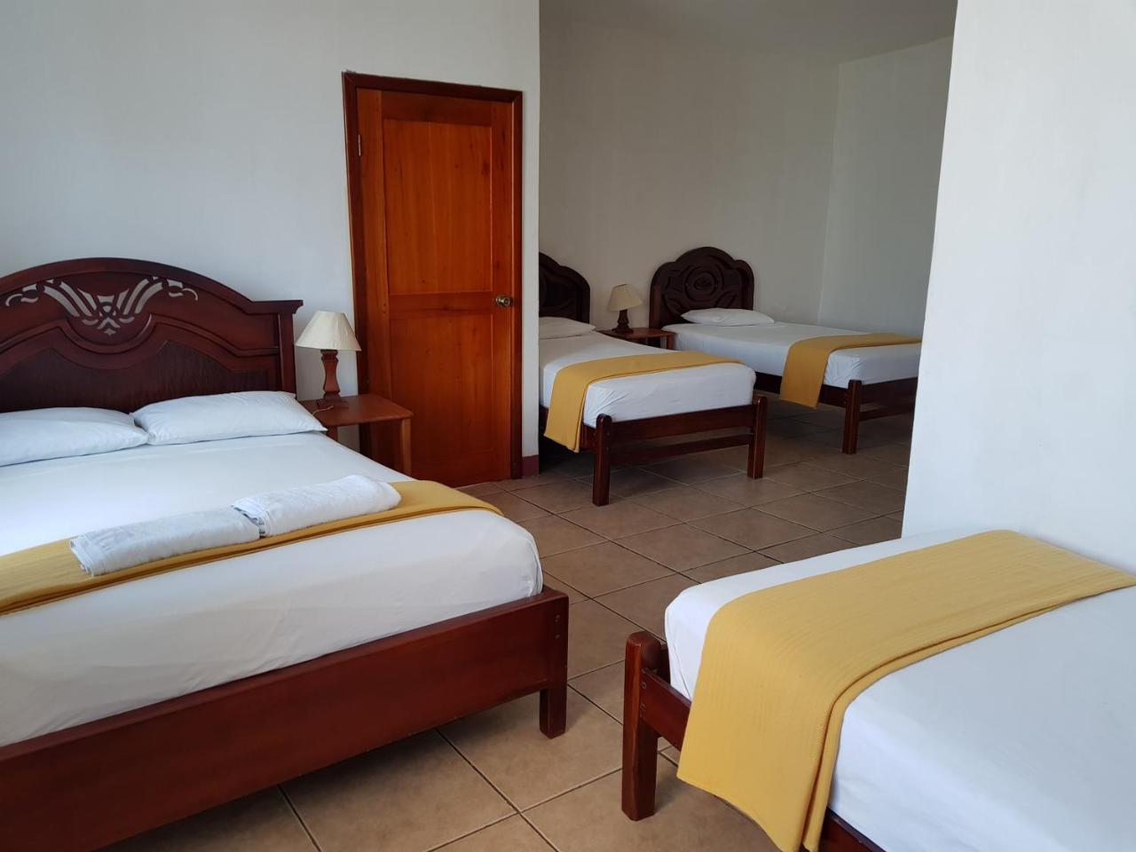 Gloria - Galapagos Inn Puerto Ayora  Buitenkant foto