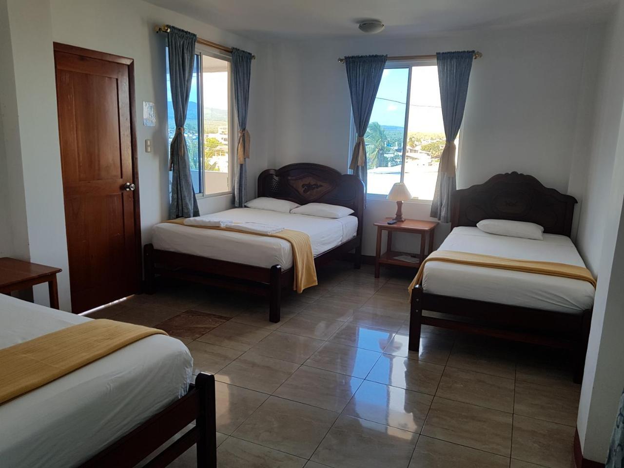 Gloria - Galapagos Inn Puerto Ayora  Buitenkant foto